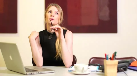 Girl in Office taking notes on computer and thinking Stock Footage 42139197