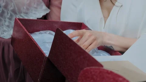 Girl opens a gift box Video stock 246584122