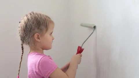Girl with paint roller Vídeos de archivo 73596174