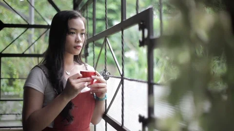 Girl Pensive Alone Vídeo Stock 107828481