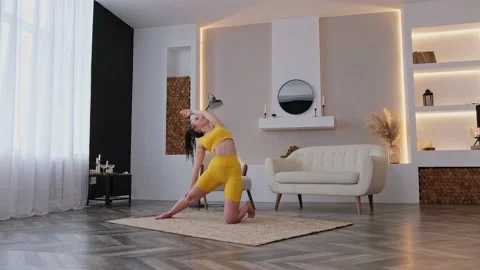 Girl performs elementary yoga poses Vidéo 175815520