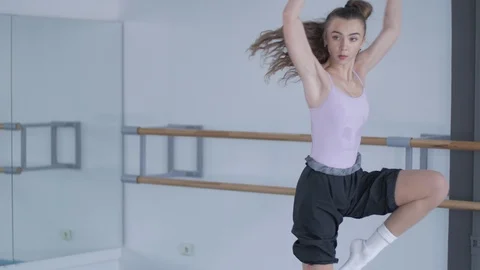Girl performs expressive jumps and elements of contemporary dance  库存影片 106540069