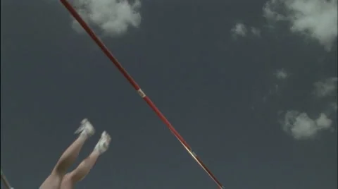 A girl performs a pole vault, knocking down the bar. Vídeos de archivo 5090938