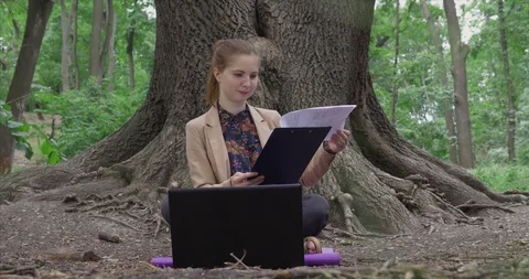 The girl performs work on the deck 스톡 동영상 112291877