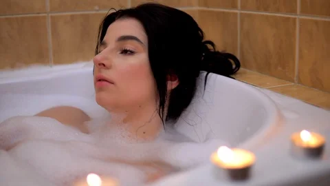 Girl playing with foam in babble bath happy relaxing woman cozy romantic home Vídeos de archivo 129059062