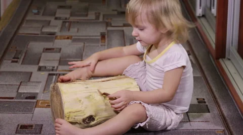 Girl playing with log Vídeos de archivo 47436724