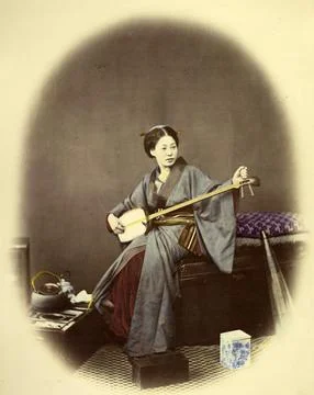 Girl playing the samisen a three stringed plucked long necked lute with a Illustrazione stock