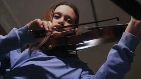 Girl Playing Violin from Below 库存影片 312038043