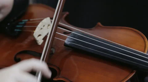 Girl playing violin Vídeo Stock 64897136