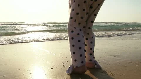 Girl playing with waves at the beach Vídeo Stock 20510095