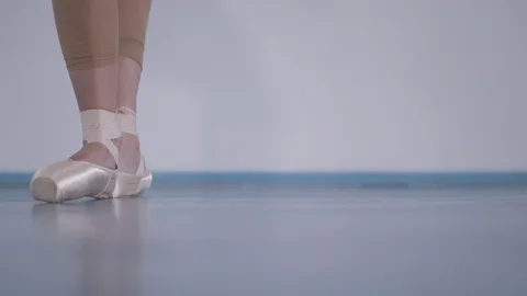 Girl in pointe doing a warm-up at the ballet choreographic machine  Stock-Footage 106539648