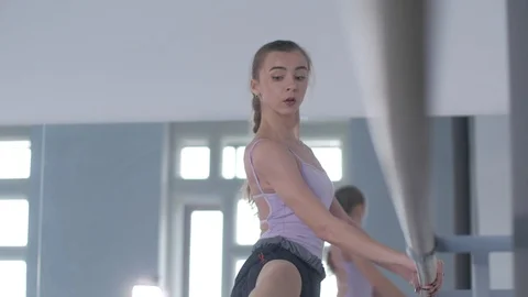 Girl in pointe doing a warm-up at the ballet choreographic machine  Vídeo Stock 106539774
