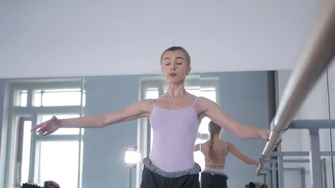 Girl in pointe doing a warm-up at the ballet choreographic machine  Vídeos de archivo 106539853