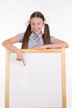 The girl points to solution of examples on board Foto stock