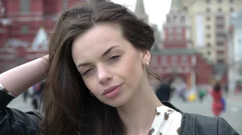 Girl Poses For The Camera On The Red Square 스톡 동영상 45223672