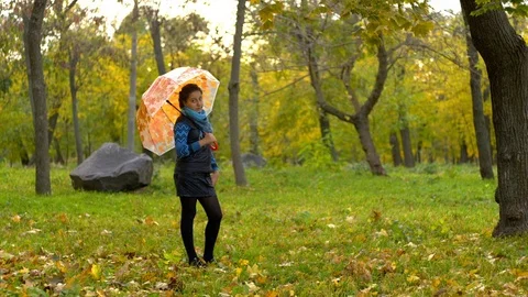 Girl posing in autumn park with umbrella Stock Footage 107494553