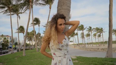 Girl posing on beach. 스톡 동영상 96157418