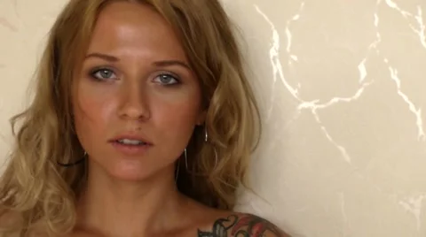 Girl posing for camera Stockbeeldmateriaal 52771201