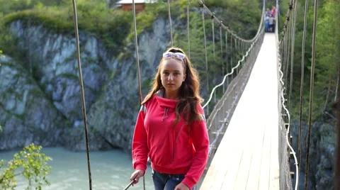 Girl posing in front of the camera Vidéo 65992663