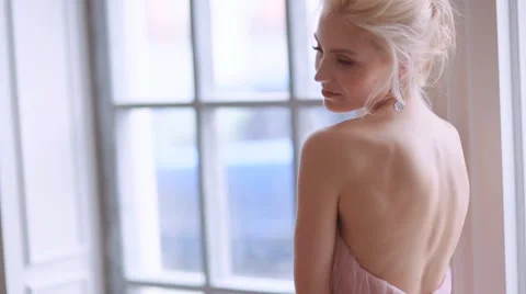 Girl posing with his back Stock Footage 61785098