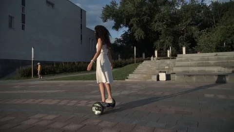 Girl posing on hoverboard at street Vidéo 78464453