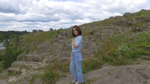 Girl posing sensually on rocks 库存影片 78577480