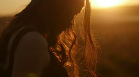 Girl posing at sunset in field 库存影片 63110434