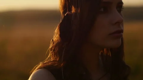 Girl posing at sunset in field 库存影片 63110567