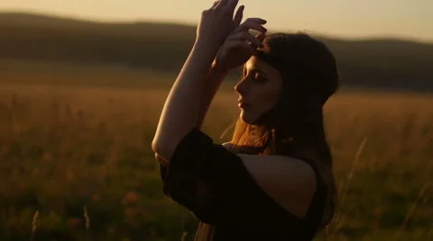 Girl posing at sunset in field 库存影片 63110626