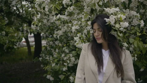 Girl posing under a tree Video stock 95308164