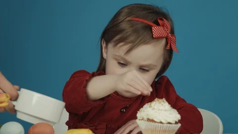 Girl preparing a cake for easter. sprinkled with colorful sweets. Happy Easter Stock-Footage 128021557