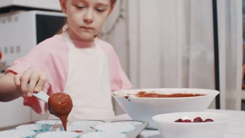 The girl is preparing dessert. Видео 343874963