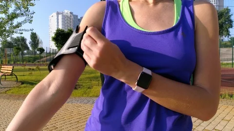 Girl is preparing to run case close-up Video stock 92591379