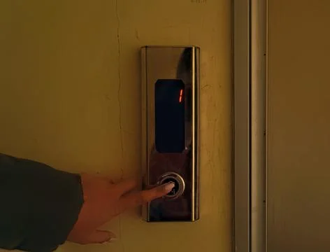 The girl presses the button to call the elevator Foto stock