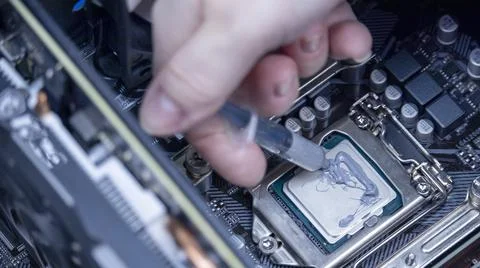 Girl programmer apply thermal paste on the computer processor, Foto stock