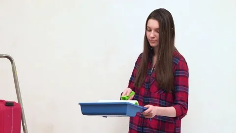 Girl putting paint on a roller Stock Footage 201610029