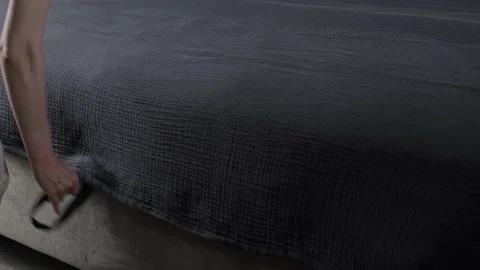 The girl raises the bed 库存影片 179028451
