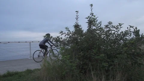 Girl rides down bicycle path Vidéo 86880932