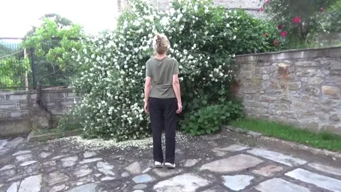 A girl rises on her toes while performing an exercise to improve blood Vídeos de archivo 336398751