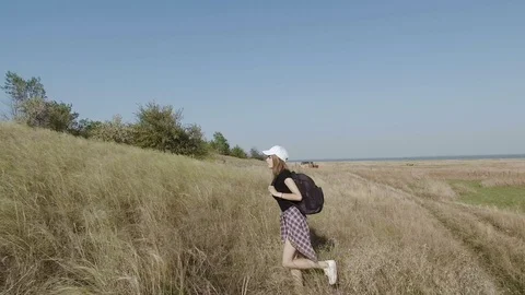 The girl rises up the slope 스톡 동영상 80478092
