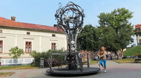 Girl Rotates Carousel Vídeo Stock 8659568
