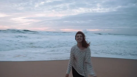 Girl Running Alone On Empty Seashore In Cloudy Cold Weather. Vídeos de archivo 107792974