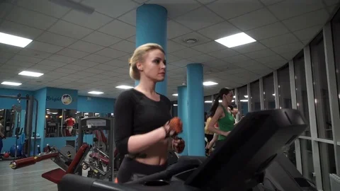 A girl is running on a treadmill Видео 73523072