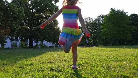 Girl runs through a clearing in the park at sunset. Vídeos de archivo 253172453