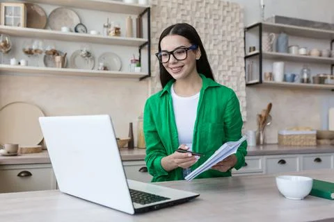 Girl school student e learning distance training course study work at home Foto stock