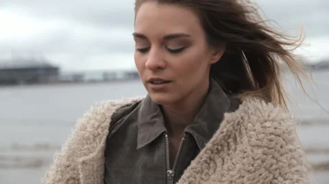 The girl on the seafront in the wind Stock-Footage 64090010