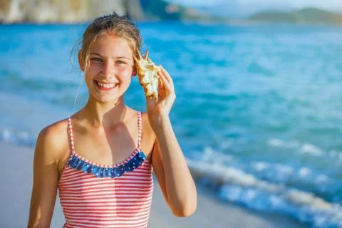 Girl with shell at the beach Foto stock