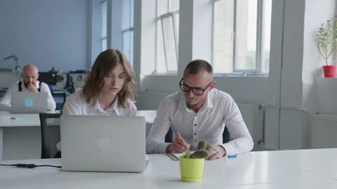 Girl shows how to do some work on the computer ho her employee 스톡 동영상 157236530