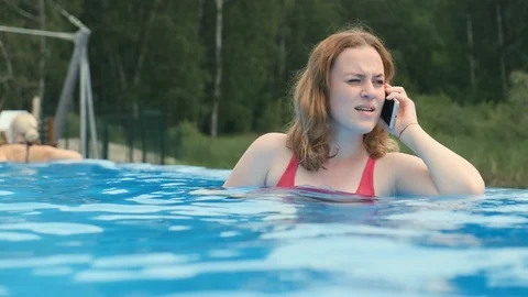 A girl sits by the pool Stockbeeldmateriaal 116860001