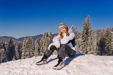 Girl sitting on ski slope Stock-Fotos